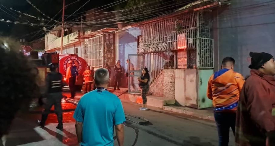 Bomberos atendieron el incendio de una vivienda en la parroquia La Vega en Caracas