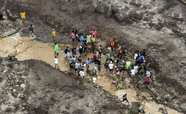 Al menos siete muertos debido a las inundaciones y corrimientos de tierra en Indonesia