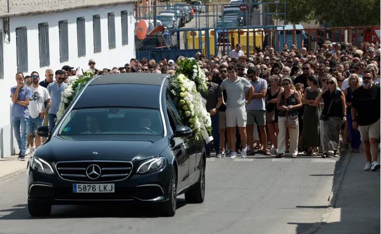 Multitudinario adiós a Mateo, el niño de 11 años asesinado mientras jugaba fútbol