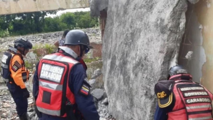 Dos trabajadores quedaron tapiados tras derrumbe de pared en Valencia