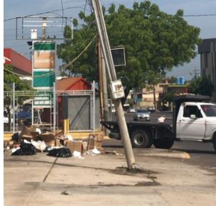 Reportan que poste de alta tensión está a punto de caer en plena vía de La Limpia: vecinos temen una tragedia