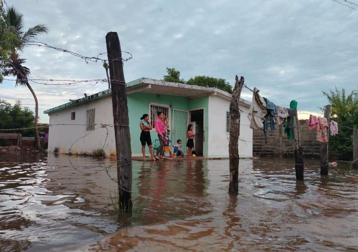 Autoridades atienden a familias afectadas por lluvias e inundaciones en Barranquitas