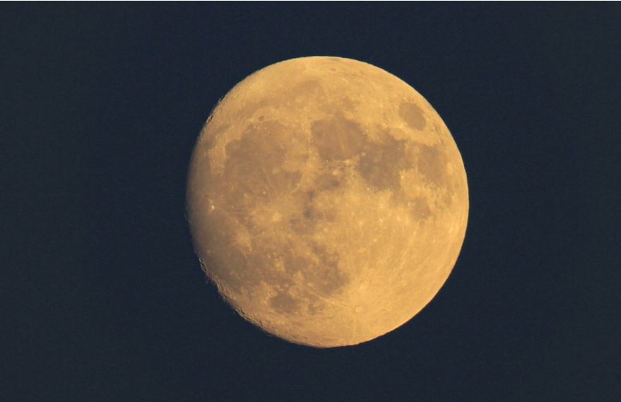 El beso cósmico entre la Luna  y Saturno: Recomendaciones de Francys Trujillo durante la superluna azul