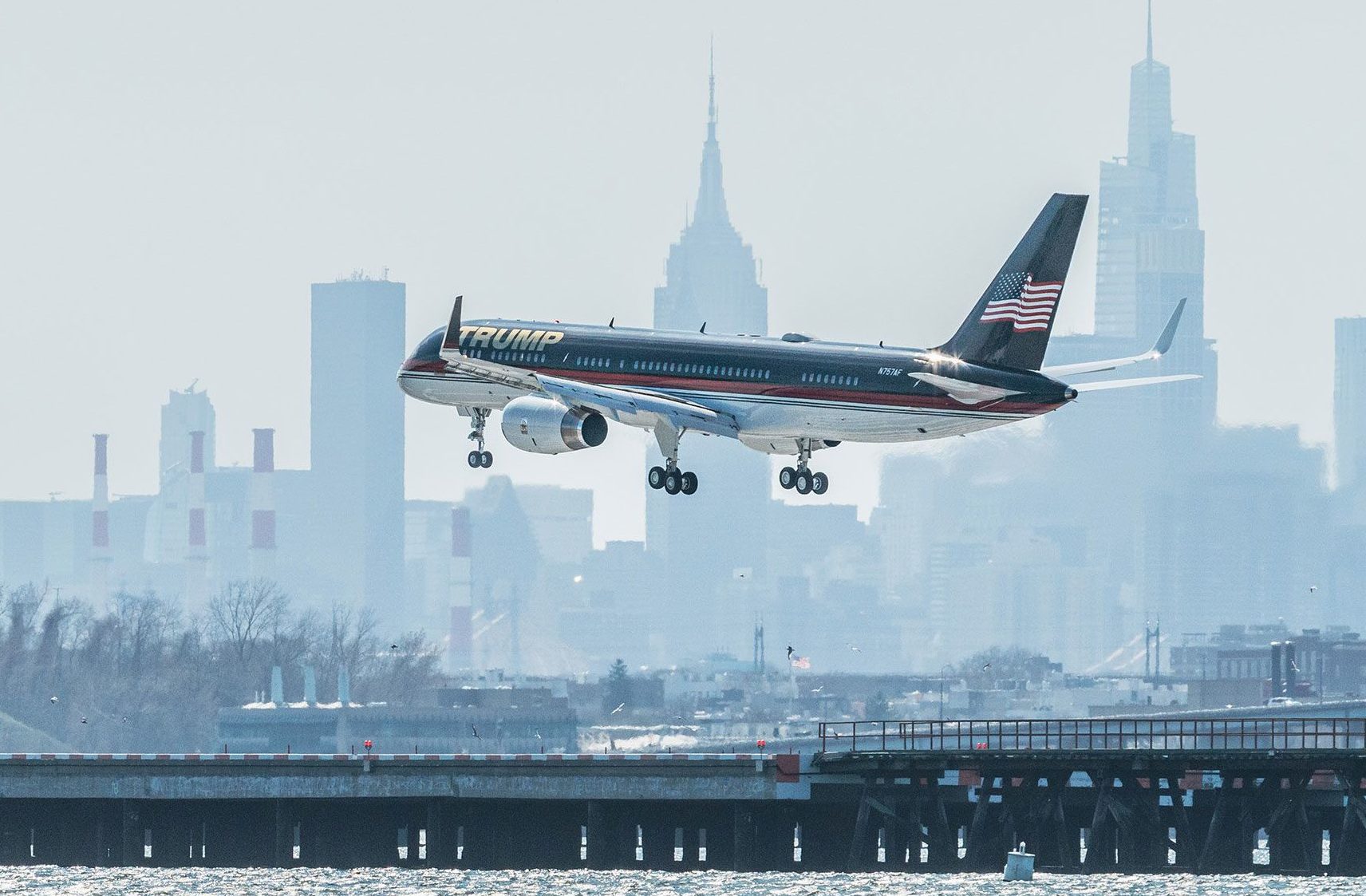 Avión de Trump aterriza de emergencia por falla mecánica