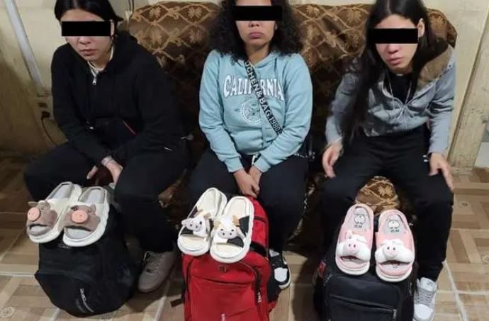 Detienen a tres venezolanas traficando cocaína dentro de unas pantuflas en Bolivia