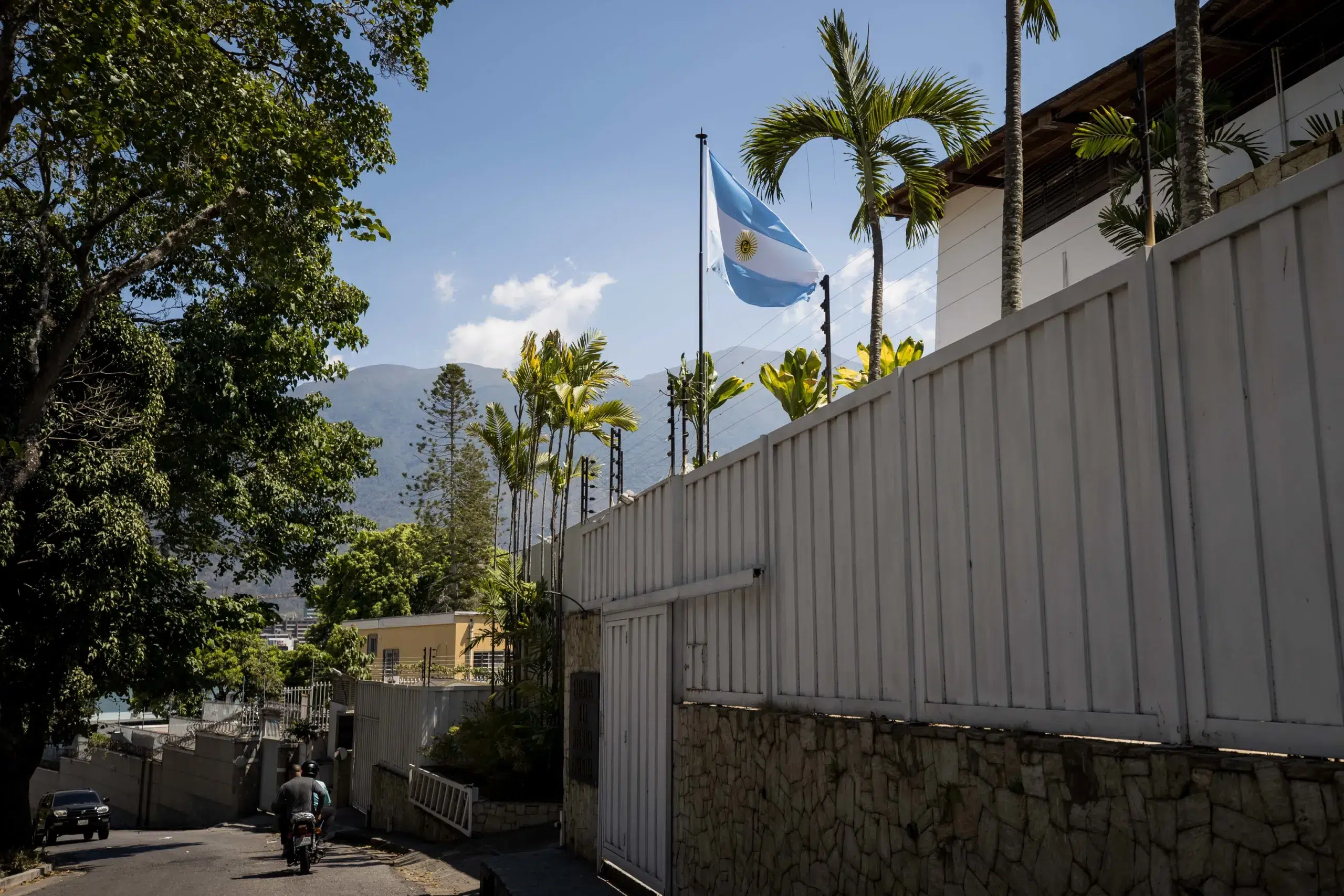 Argentina reconoce gestiones para proteger a opositores asilados en su embajada en Caracas