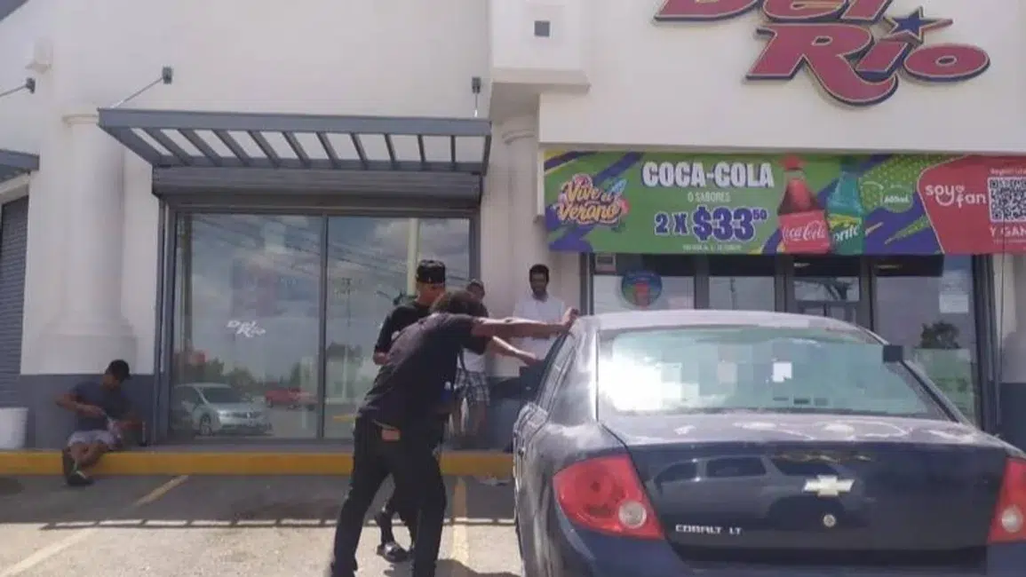 Venezolanos cantan y lavan autos para sobrevivir en Ciudad Juárez