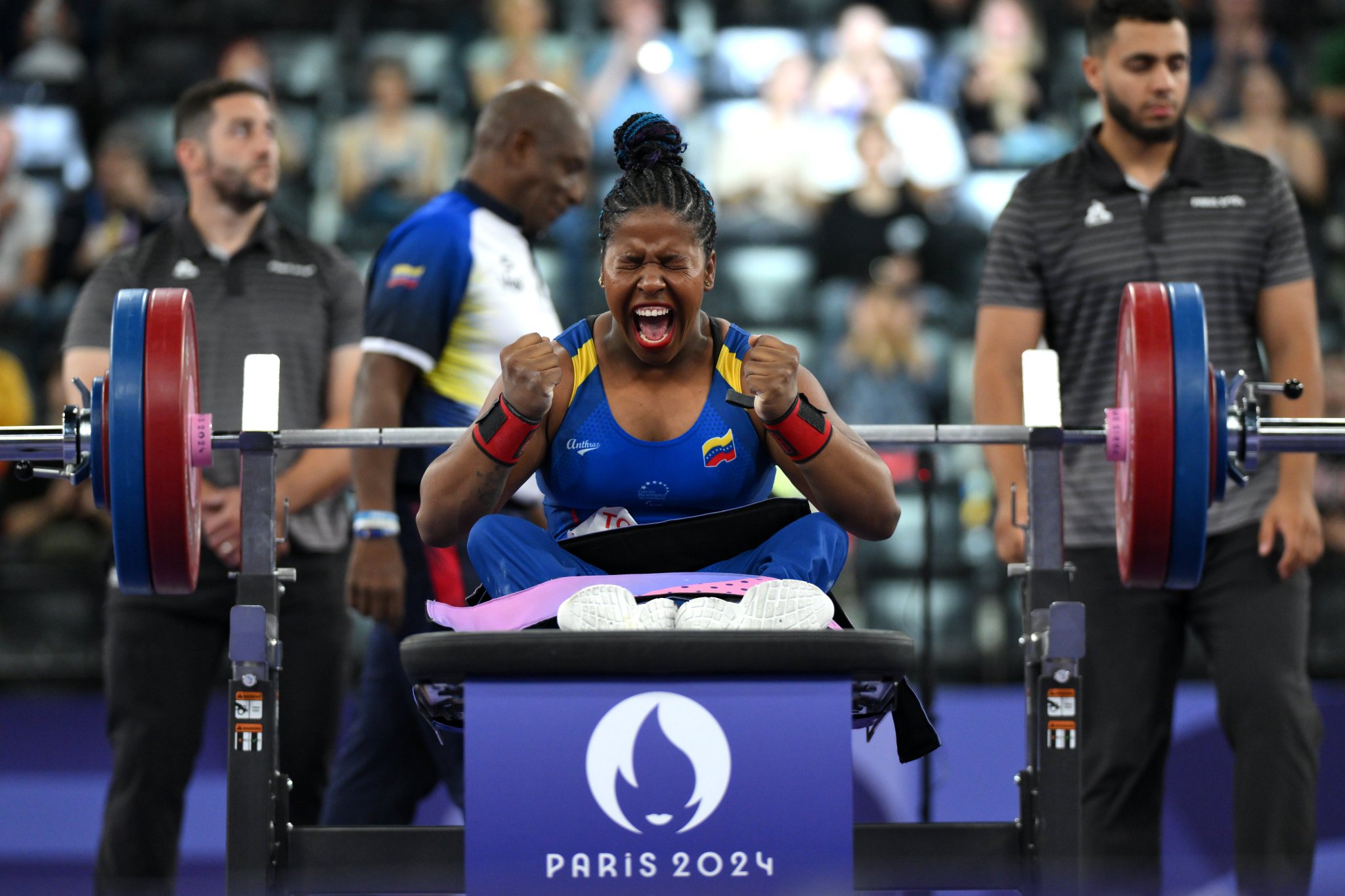 ¡Una más! La venezolana Clara Fuentes logró la medalla de oro y estableció récord paralímpico en París