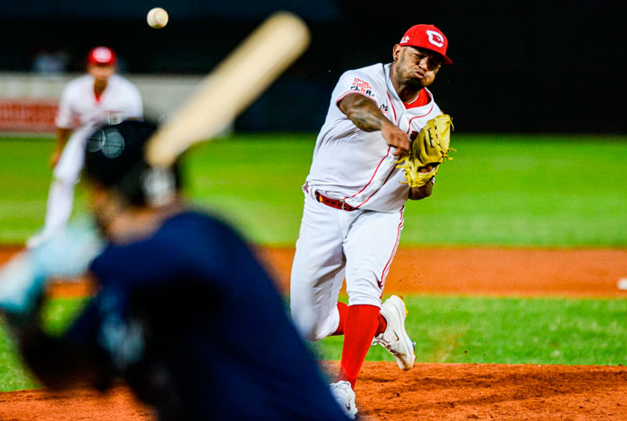 El lanzador Néstor Molina fue adquirido por las Águilas del Zulia