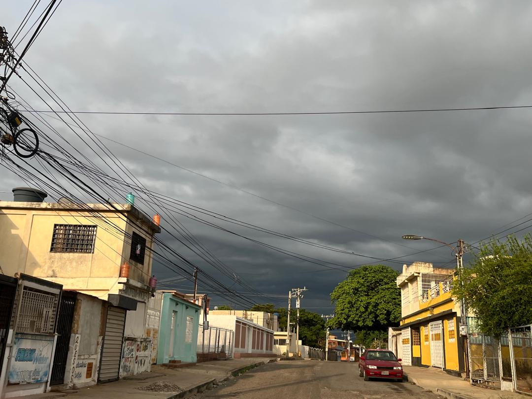 Densa nube gris arropa el cielo de Maracaibo la mañana de este 11-Sept