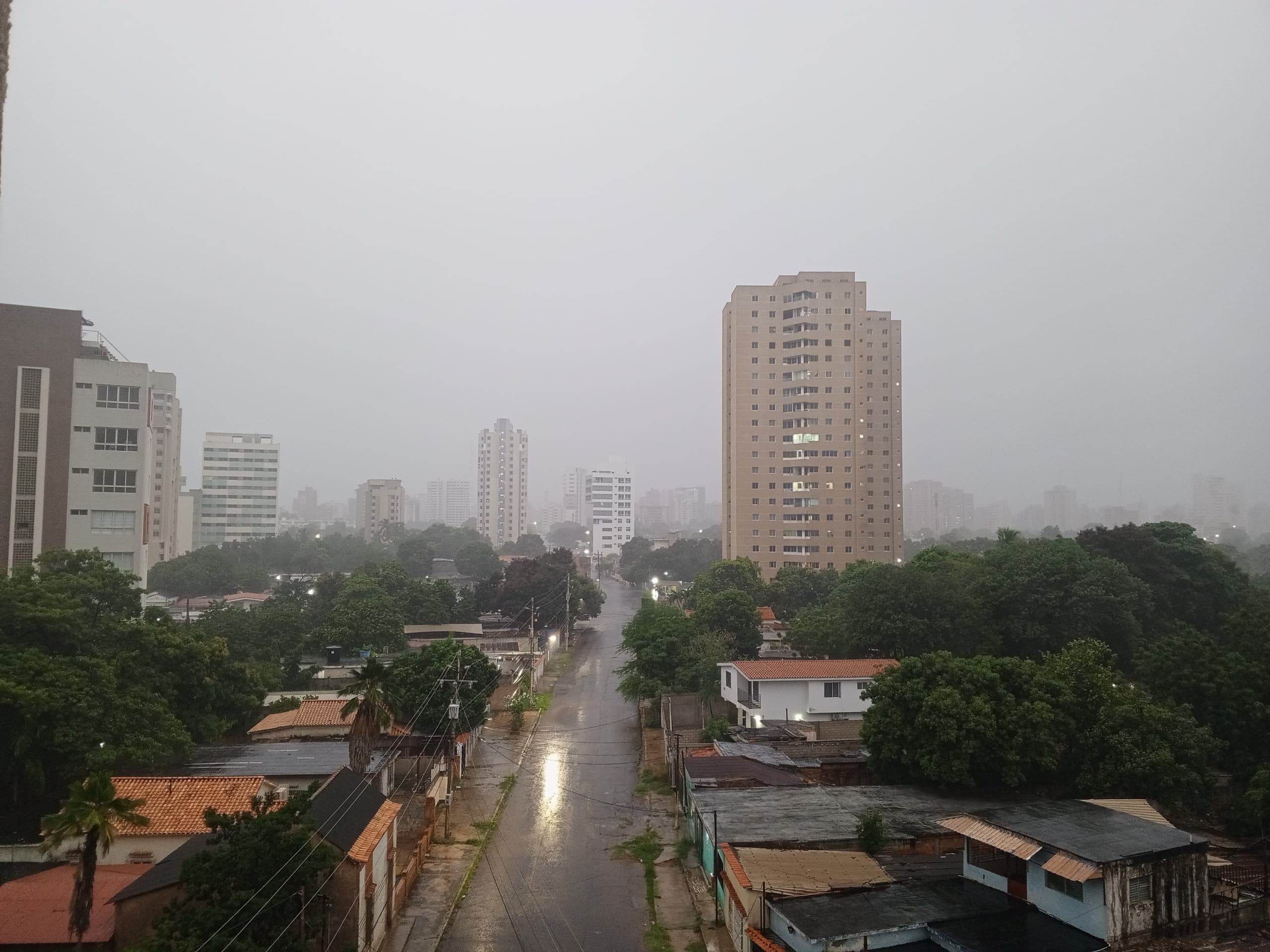 Con ventisca y chaparrón amaneció Maracaibo este lunes 23-Sept