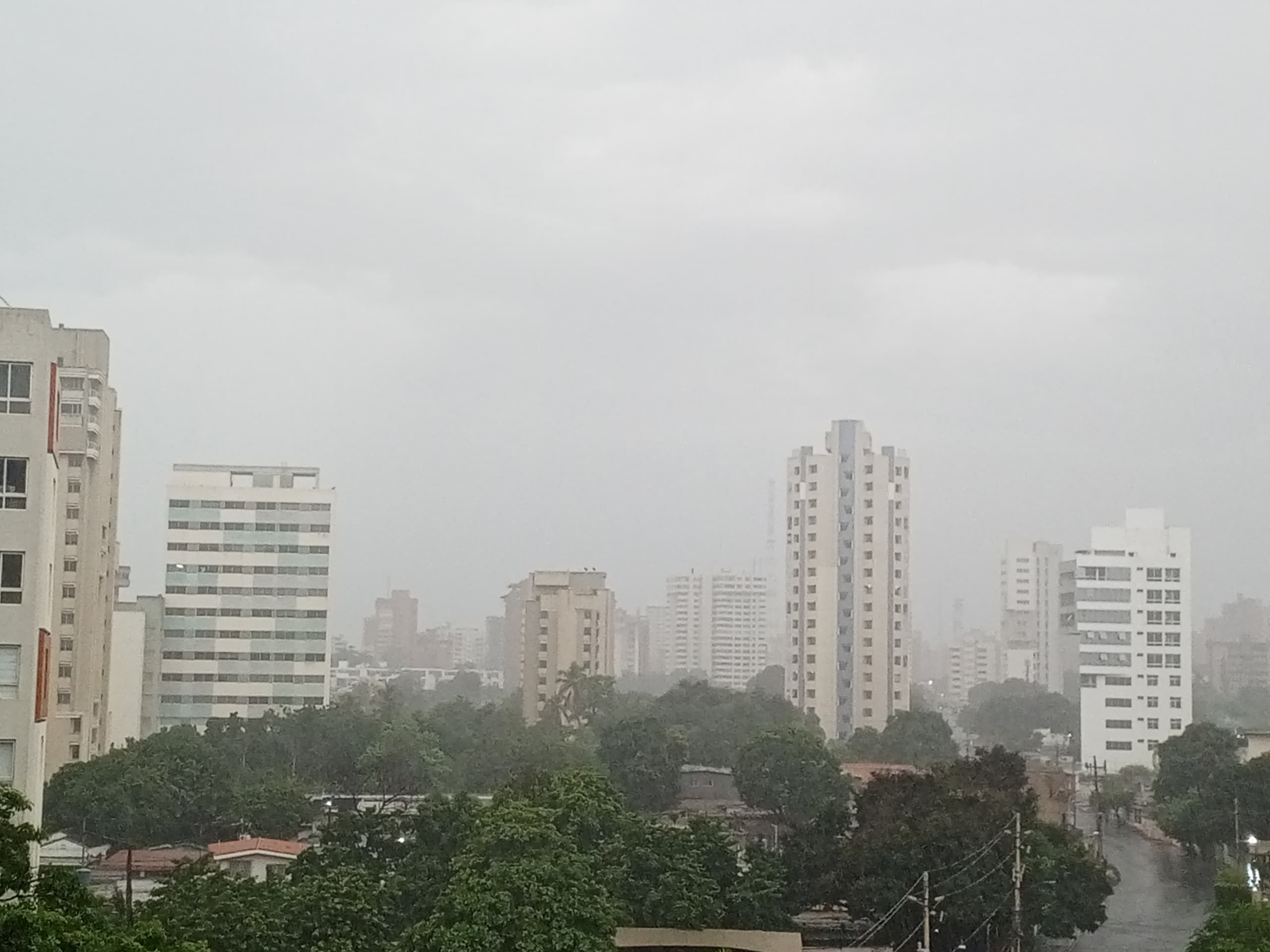 ‘Palo de agua’ cae sobre Maracaibo la mañana de este martes 17-Sept