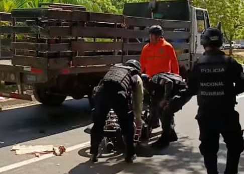 Cuatro heridos dejó estrepitoso choque entre moto y camión en la prolongación de la C-2