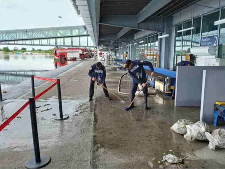 Huracán John dejó bajo el agua al aeropuerto internacional de Acapulco