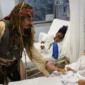 Johnny Depp volvió a ponerse en la piel de Jack Sparrow para sorprender a unos niños internados