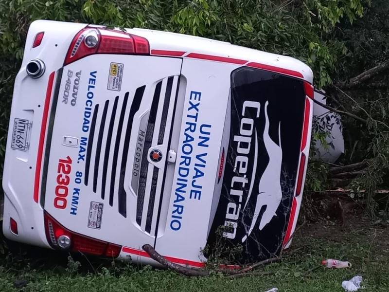 Tres personas muertas y varios venezolanos heridos dejaron un accidente de bus que cubría la ruta Maicao-Bogotá