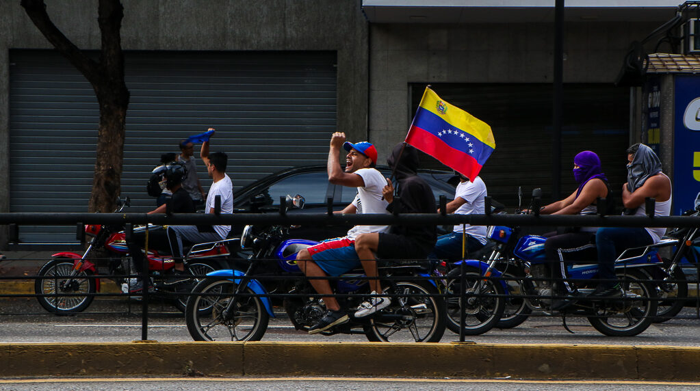 Excarcelan al menos 40 adolescentes detenidos en crisis poselectoral en Venezuela