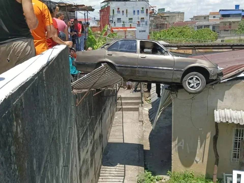 Vehículo Chevette pierde el control y termina sobre el techo de una vivienda en El Vigía