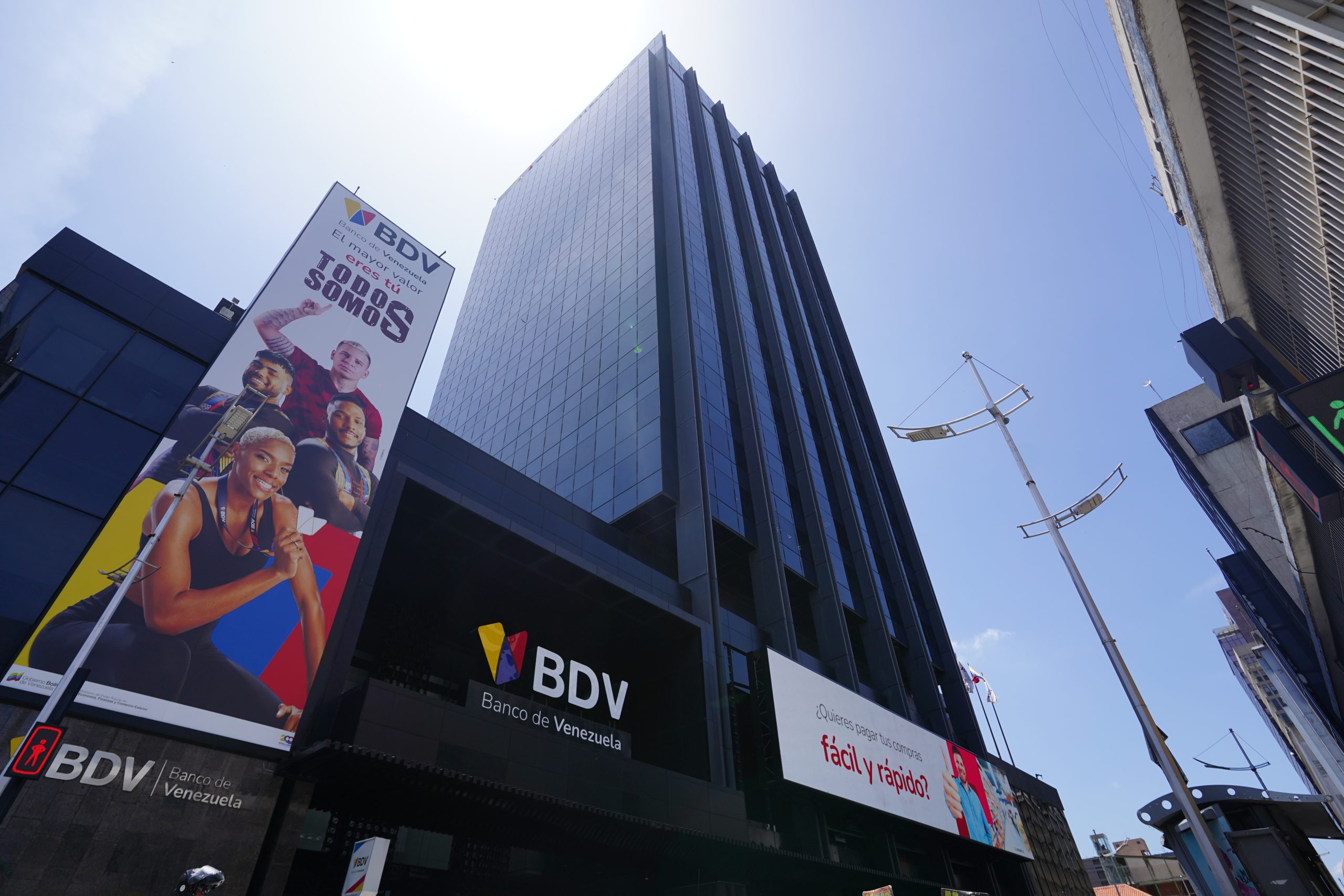 Crédito bancario interanual aumentó en dólares y llegó a más de 2 mil 200 millones en agosto: BDV lidera el top 10