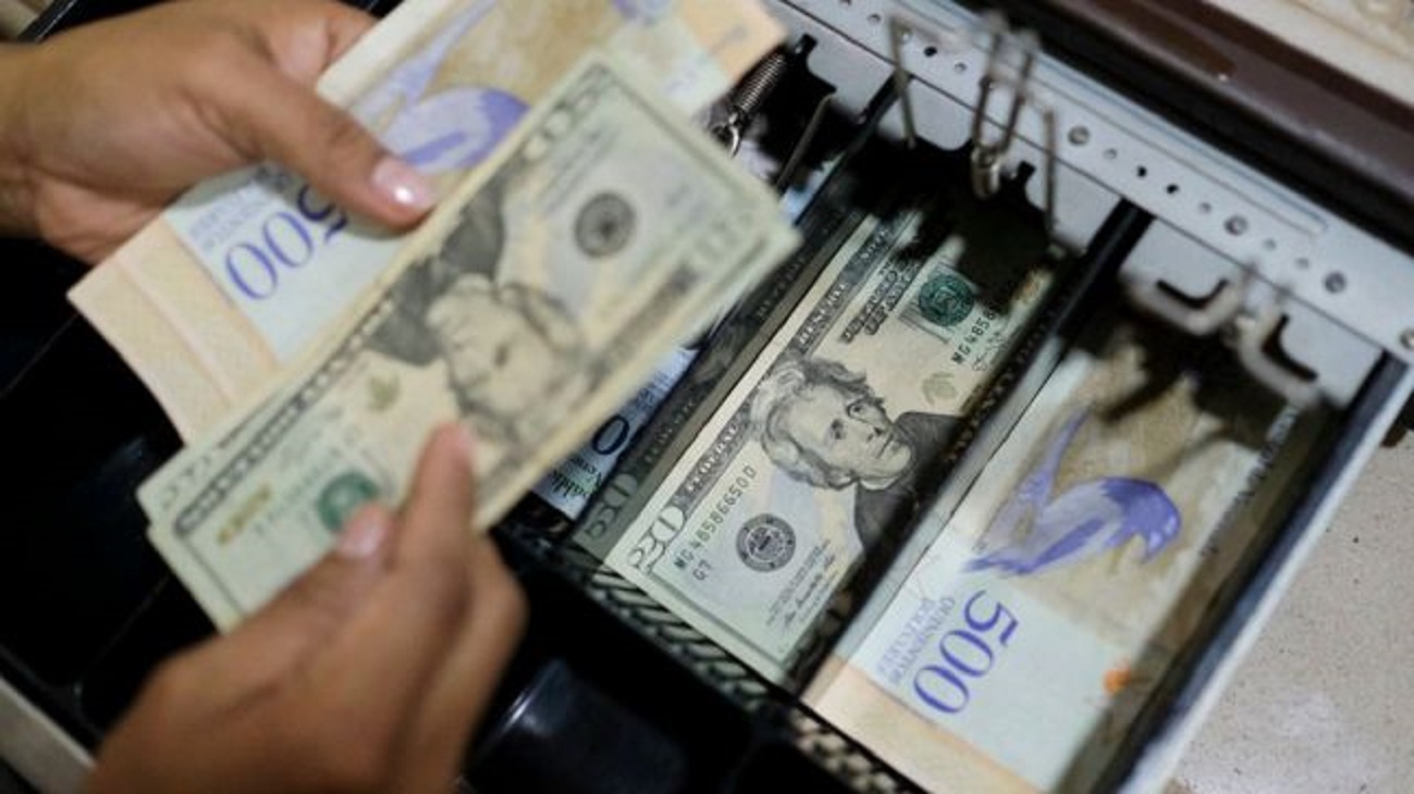 Comerciantes en Venezuela aplican su propio ajuste cambiario con el dólar paralelo como referencia: EFE