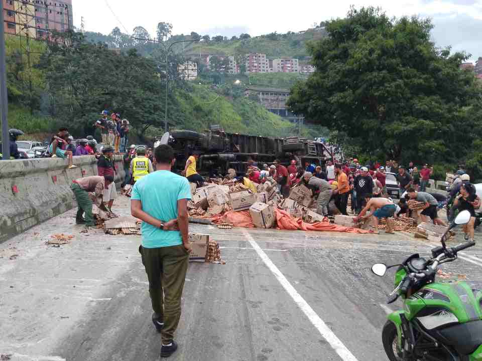 Se vuelca camión lleno de huevos y la gente se los lleva en la Autopista Regional del Centro, sentido Caracas