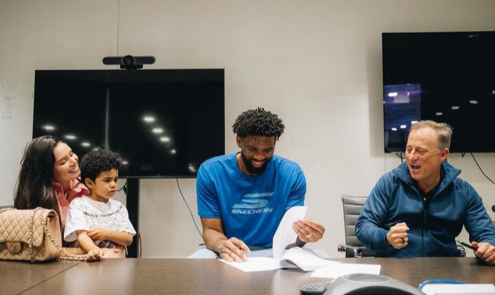 Joel Embiid acordó una extensión de contrato con los 76ers