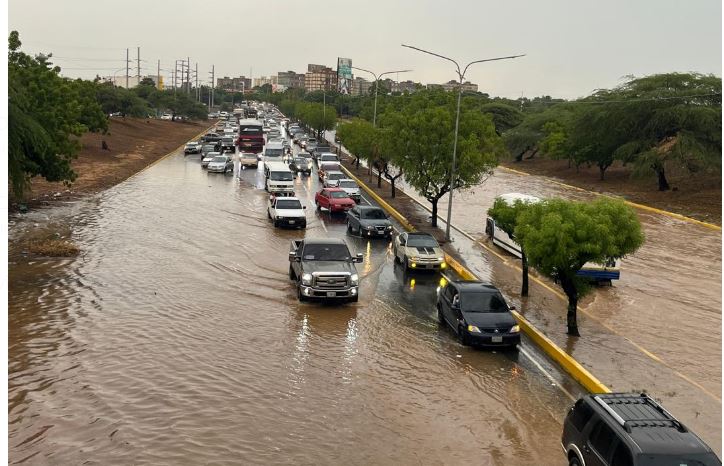 Inundada e intransitable se encuentra la C-1 en el puente Socorro tras fuerte aguacero