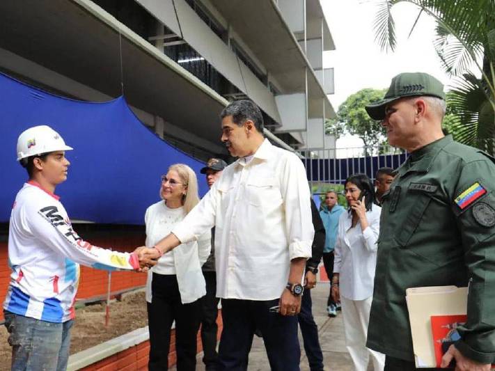 Nicolás Maduro inicia jornada de trabajo con los Bricomiles