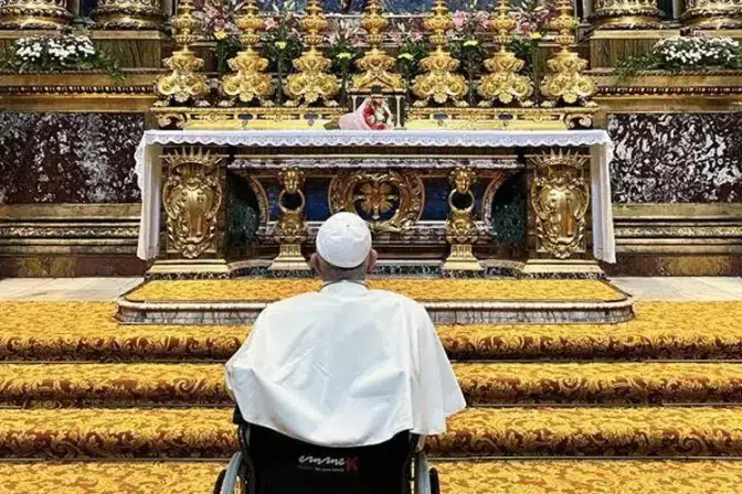 El Papa reza en la basílica de Santa María la Mayor antes de su viaje apostólico