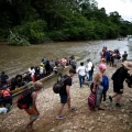 Evacuan 3 cuerpos tras choque entre policía fronteriza y asaltantes de migrantes en Darién