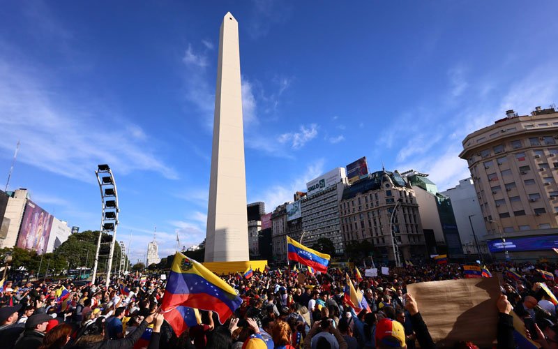 Argentina permitirá ingreso y regularización de migrantes venezolanos con documentos vencidos