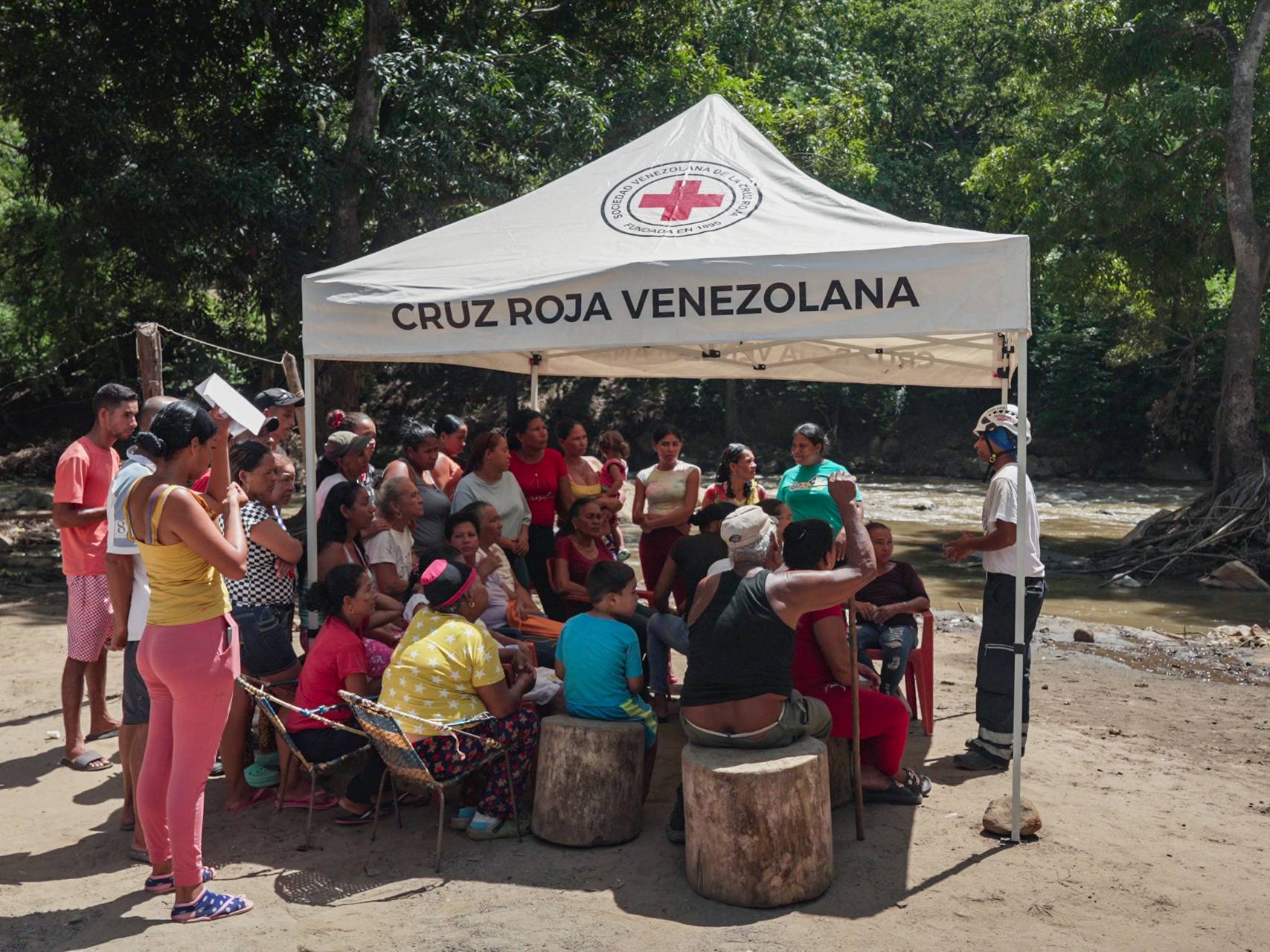 Cruz Roja Venezolana y Banesco instalaron tanques para garantizar agua segura a 500 familias en Cumanacoa