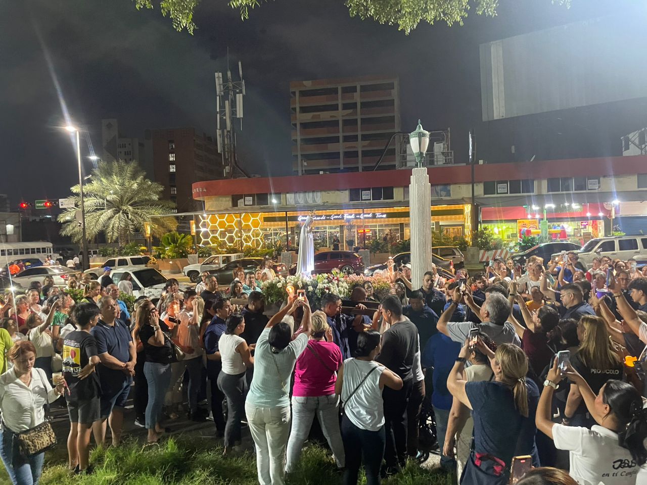 Con el Rosario de las Velitas en la Plaza de la República, culminó el programa de la visita de la Virgen Peregrina de Fátima en Maracaibo