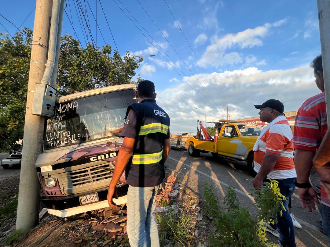 Un poste los atajó: Autobús del transporte público casi cae al vacío en el puente Pomona