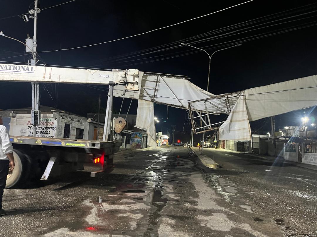 Estructura de señalización se cayó por los fuertes vientos huracanados de este miércoles 25-Sept