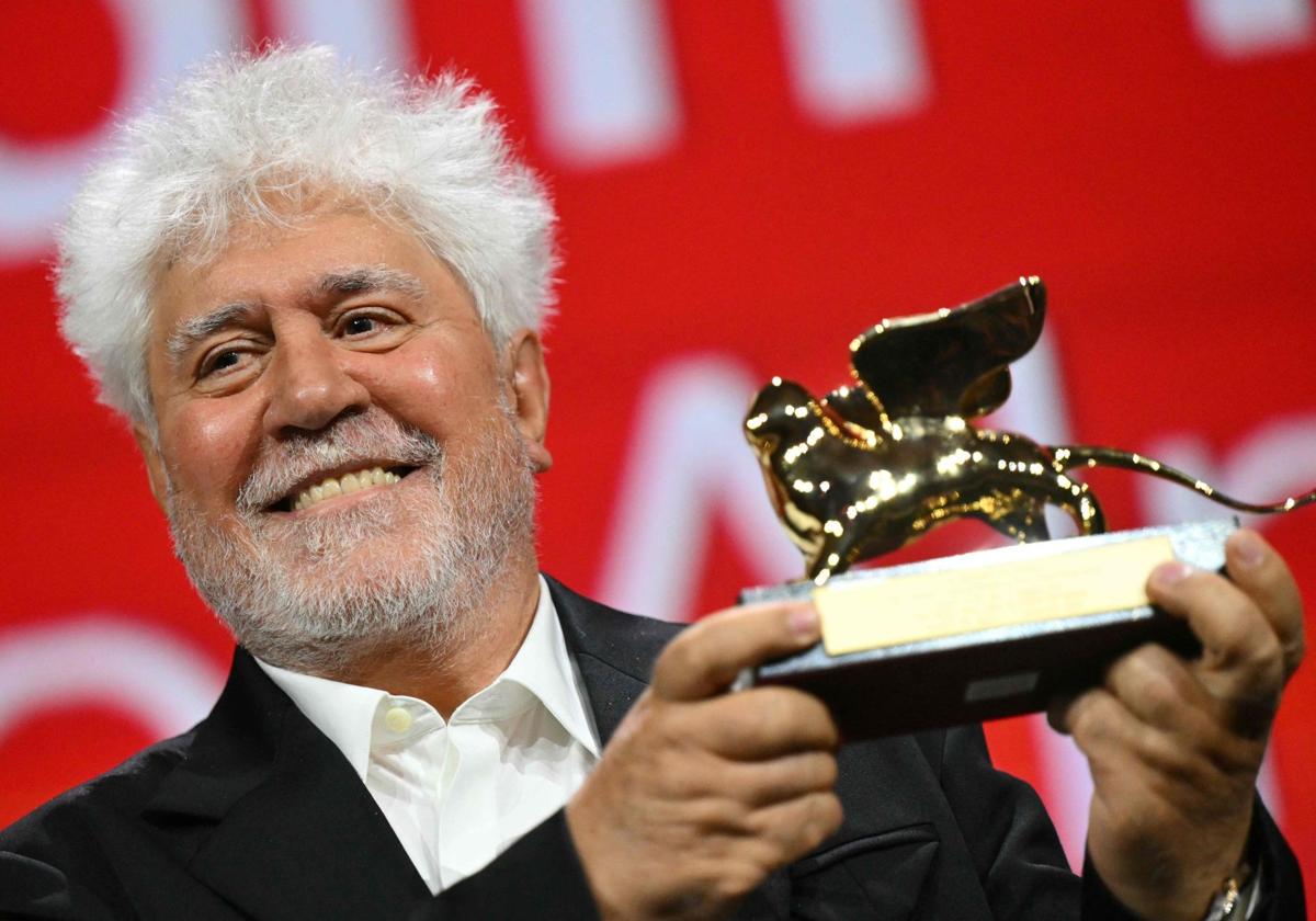 Pedro Almodóvar ganó el León de Oro a la mejor película en Venecia por ‘La habitación de al lado’