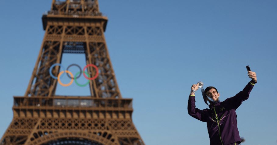 Alcaldesa de París desea mantener los anillos olímpicos en la Torre Eiffel al menos hasta 2028