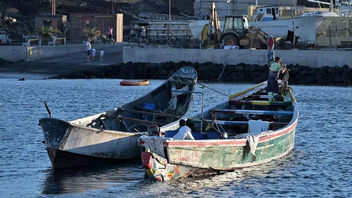 Al menos nueve muertos y 50 desaparecidos tras volcar un cayuco frente a las costas de El Hierro