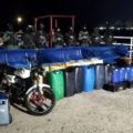 Decomisaron casi 600 litros de gasolina, dos motos y una chalana para uso del narcotráfico en Los Jobitos