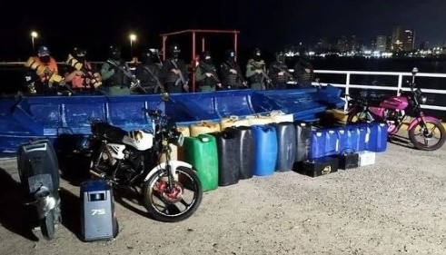 Decomisaron casi 600 litros de gasolina, dos motos y una chalana para uso del narcotráfico en Los Jobitos