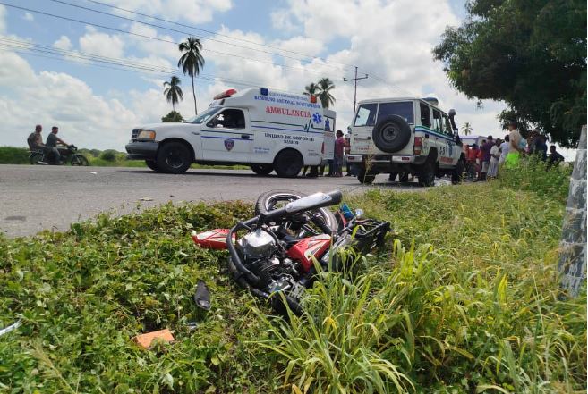 Un motorizado muerto y dos mujeres heridas al ser impactados por una Super Duty en El Moralito