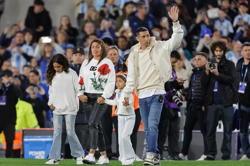 Di María recibió homenaje tras 16 años con la selección de Argentina