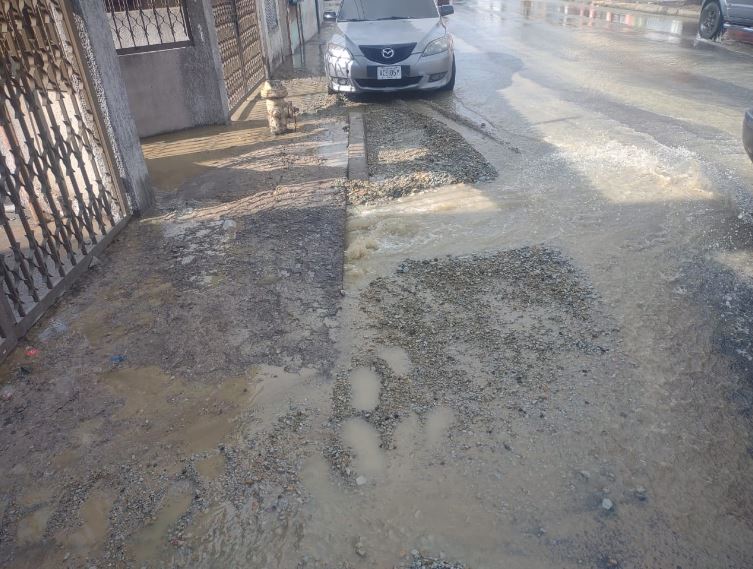 Tubería matriz de aguas blancas se rompió en Pomona desde la  madrugada: hacen llamado a Hidrolago