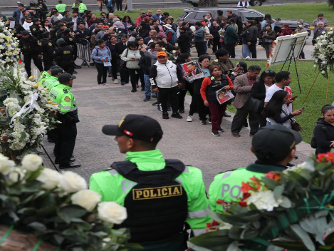 Miles de personas acuden en el segundo día del velorio de Alberto Fujimori