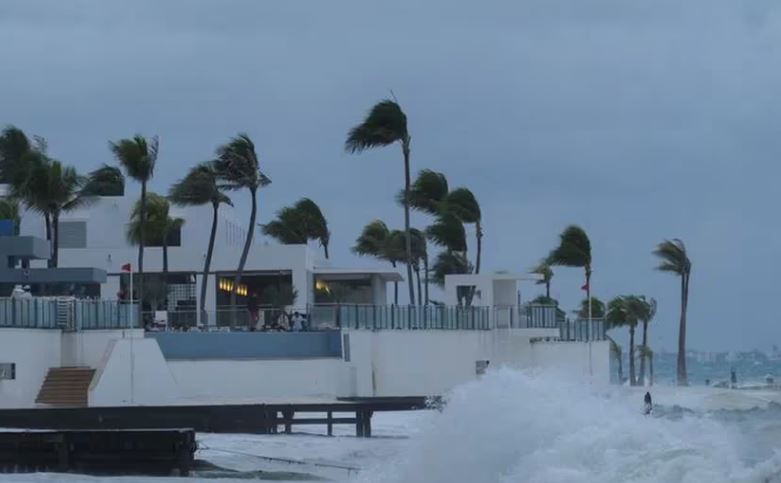 Huracán Helene obliga a miles de personas a salir de Florida