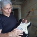 Claudio Dalia, el lutier de Maracaibo que hizo una guitarra eléctrica con una puerta de caoba del viejo Saladillo