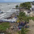 Evacuan a 19 migrantes gravemente enfermos varados en unas playas de Panamá, varios son venezolanos