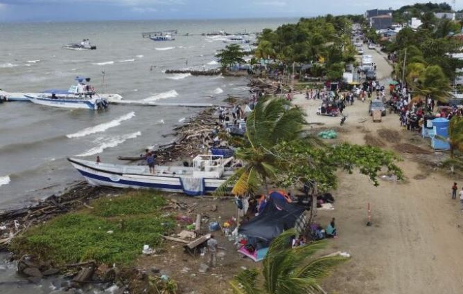 Evacuan a 19 migrantes gravemente enfermos varados en unas playas de Panamá, varios son venezolanos