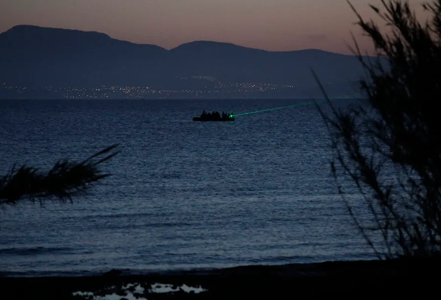 Tres muertos y 25 desaparecidos en naufragio de una balsa plástica con inmigrantes en la isla griega de Samos