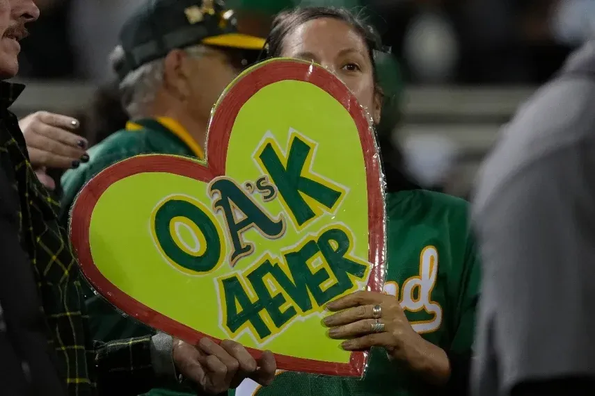 Fanáticos de los Atléticos de Oakland se despiden con un pedacito de su estadio